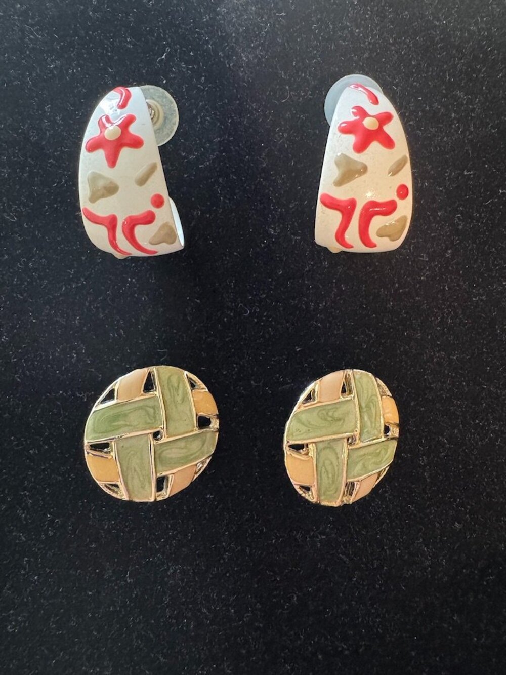Two Pairs of Fashion Lacquer Pierced Ear Rings with Backs.
